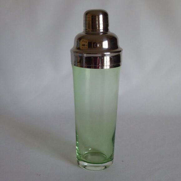 NEW GREEN GLASS & CHROME COCKTAIL SHAKER BAR ACCESSORY (NEVER USED) - Picture 2 of 7